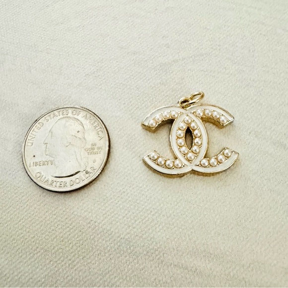 Chanel Gold Pearl & White Pendant, Classic CC Interlocked Logo pendant charm - Picture 2 of 3